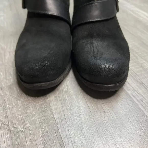 𝅺UGG Wright Belted Boots Booties Low Heel Black Suede Shearling Footbed Size 7 - Picture 10 of 11